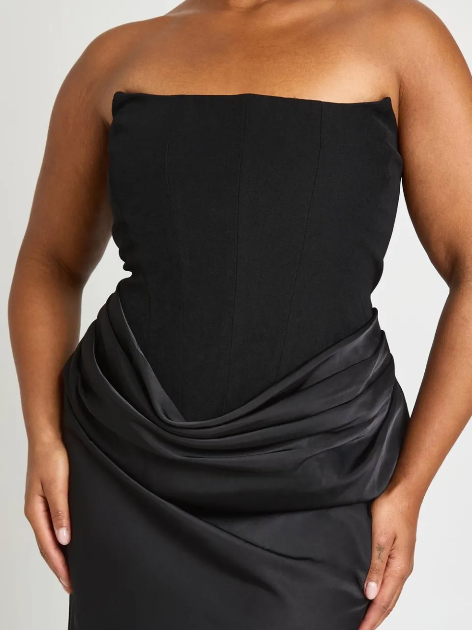 boohoo Dames Plus Bandeau Corset Satijnen Drape Maxi Jurk zwart, foto 4