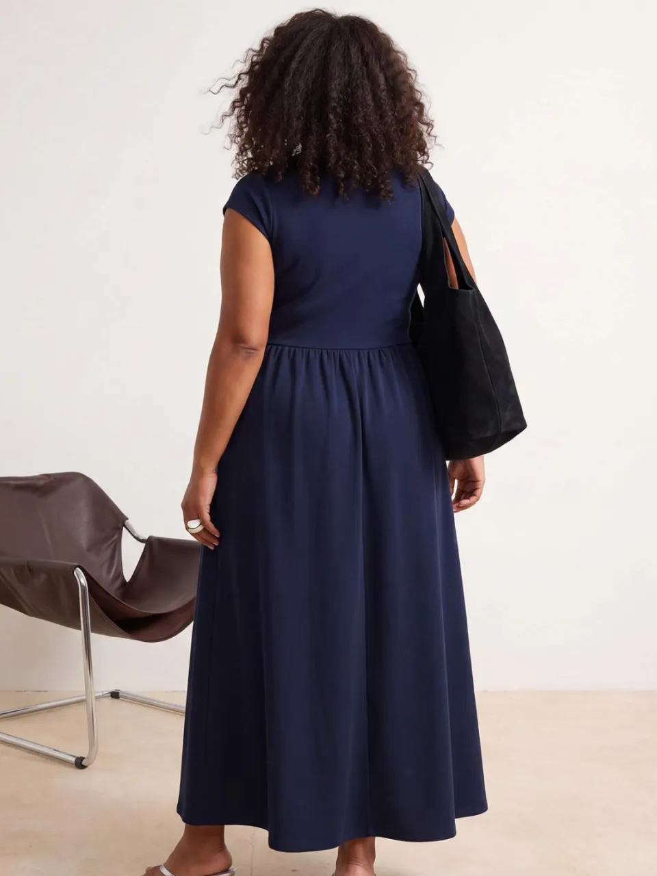 Trendyol Curve Dames Donkerblauw Effen Maxi Mouwloos Casual A-lijn Grote maten Jurk marineblauw/blauw, foto 2