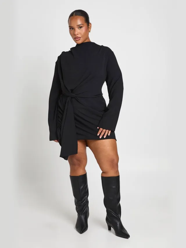 boohoo Dames Plus Gehamerde Cowl Hals Knoop Detail Mini Jurk Zwart