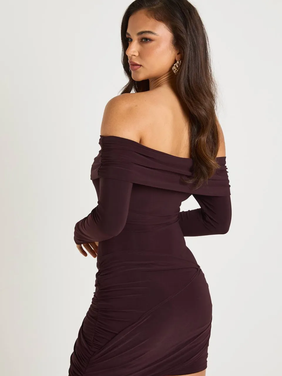 boohoo Dames Bardot Drapedetail Lang Mouw Mini-jurk chocoladebruin, foto 2