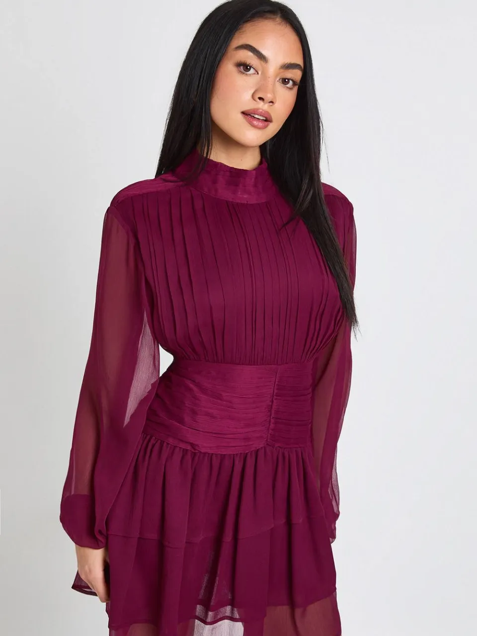 boohoo Dames Hoge Hals Geplooid Chiffon Mini Jurk bordeaux rood, foto 3