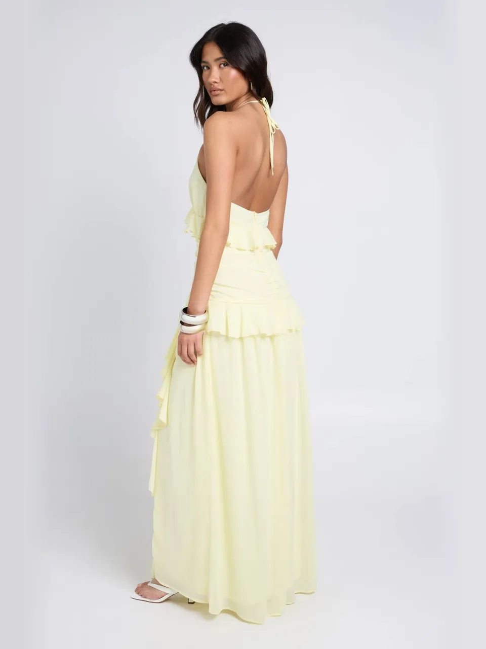 boohoo Dames Halternek Chiffon Maxi Jurk Met Ruches Detail citroen, foto 2