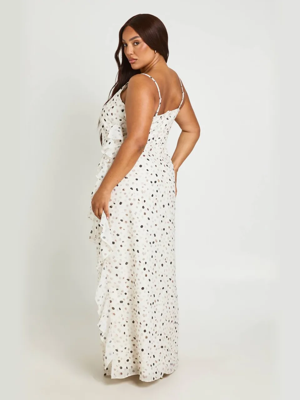 boohoo Dames Plus Polkadot Chiffon Cowl Ruffle Maxi Jurk crème, foto 2