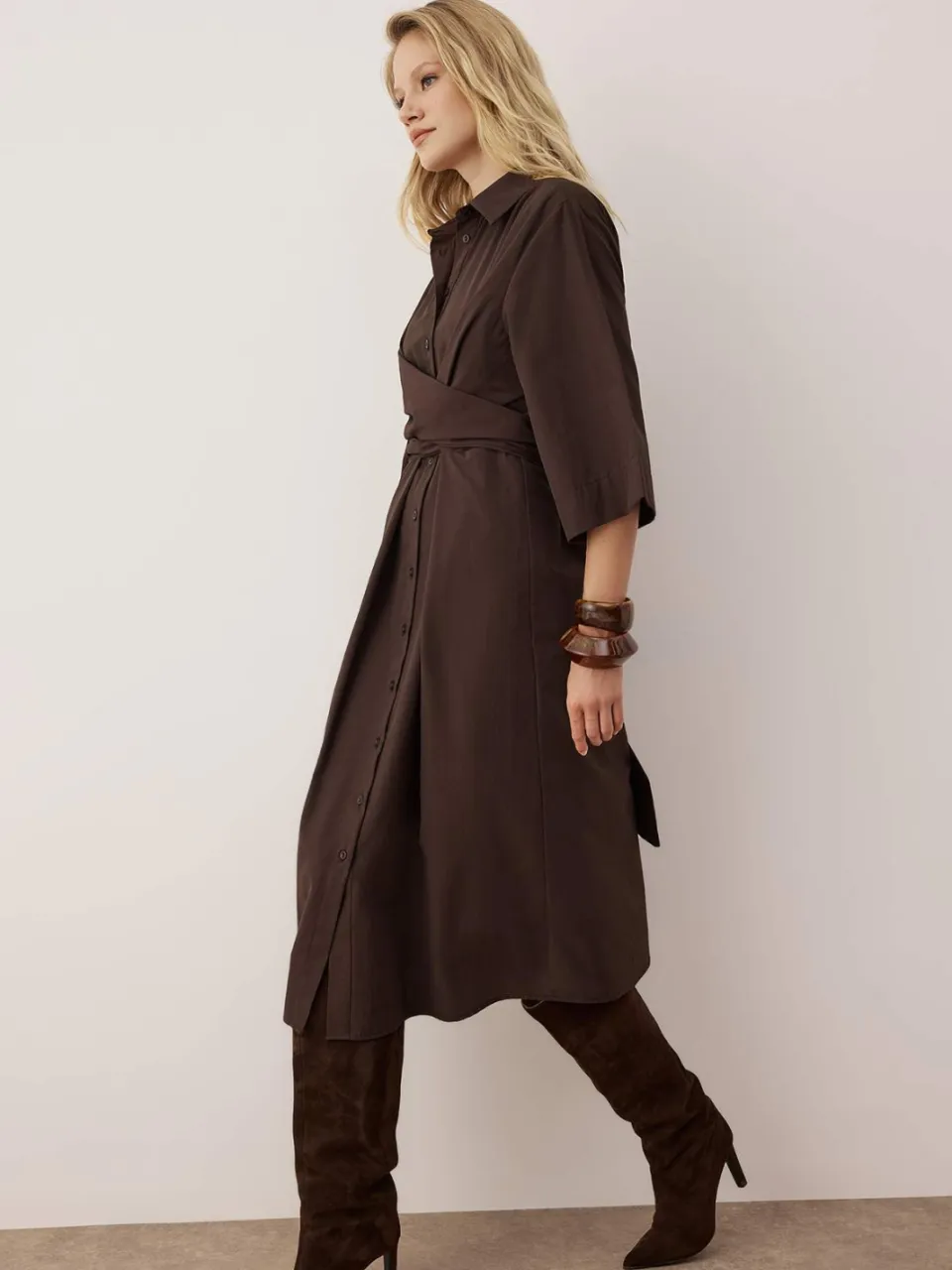 Trendyol TRENDYOLMİLLA Dames Bruin Effen Midi Driekwart mouw Casual Blousejurk Jurken, foto 2