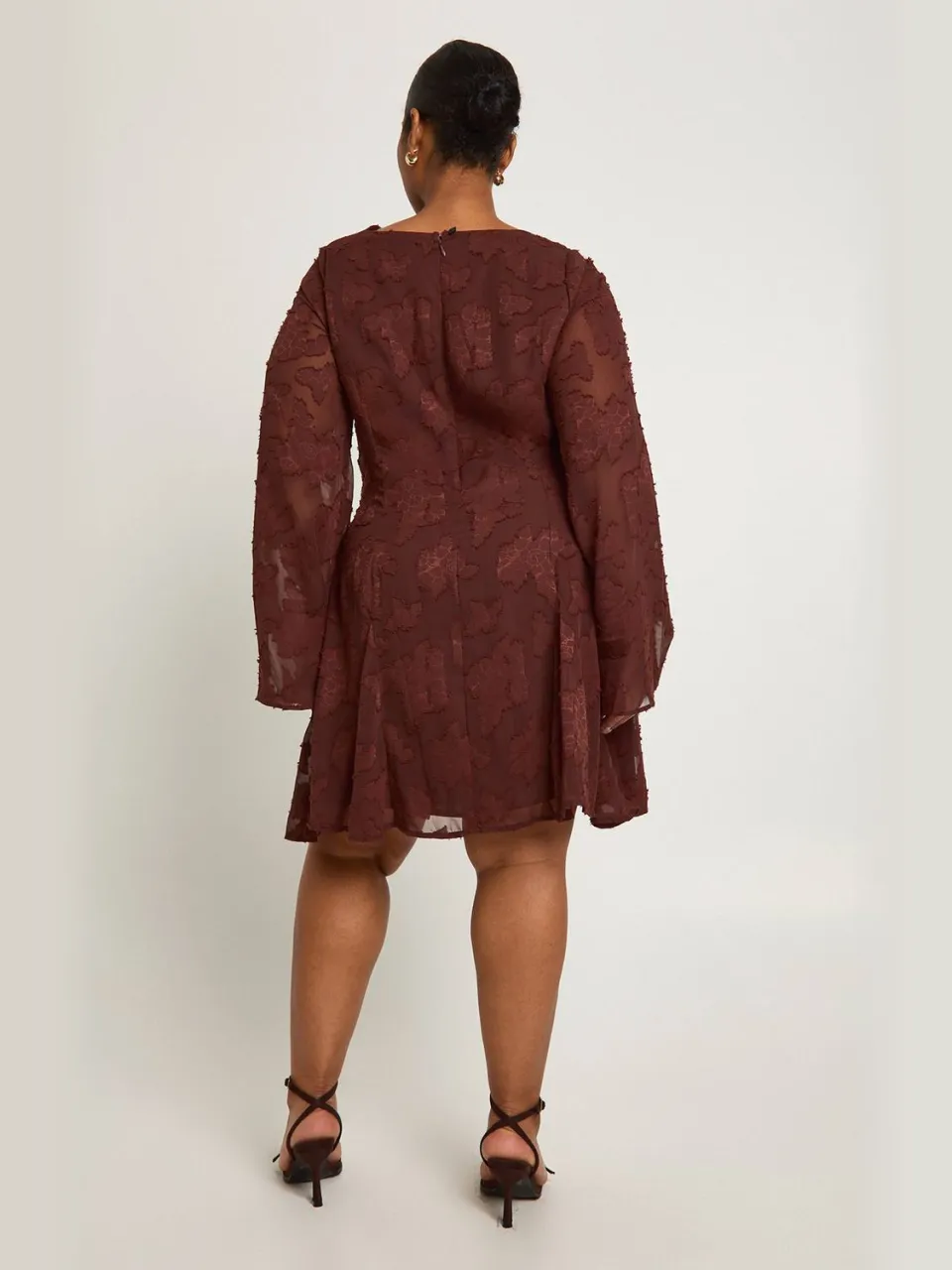 boohoo Dames Plus Burnout cowl-hals voorzijde ruche skaterjurk chocoladebruin, foto 2