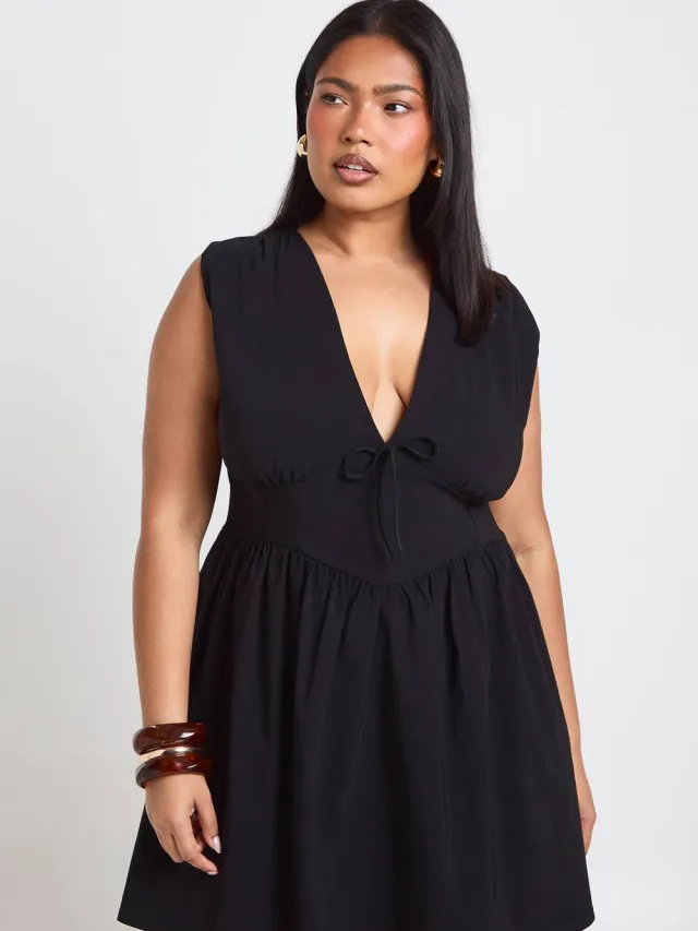 boohoo Dames Plus Bengaline Skater Jurk Met Diepe V-hals Zwart