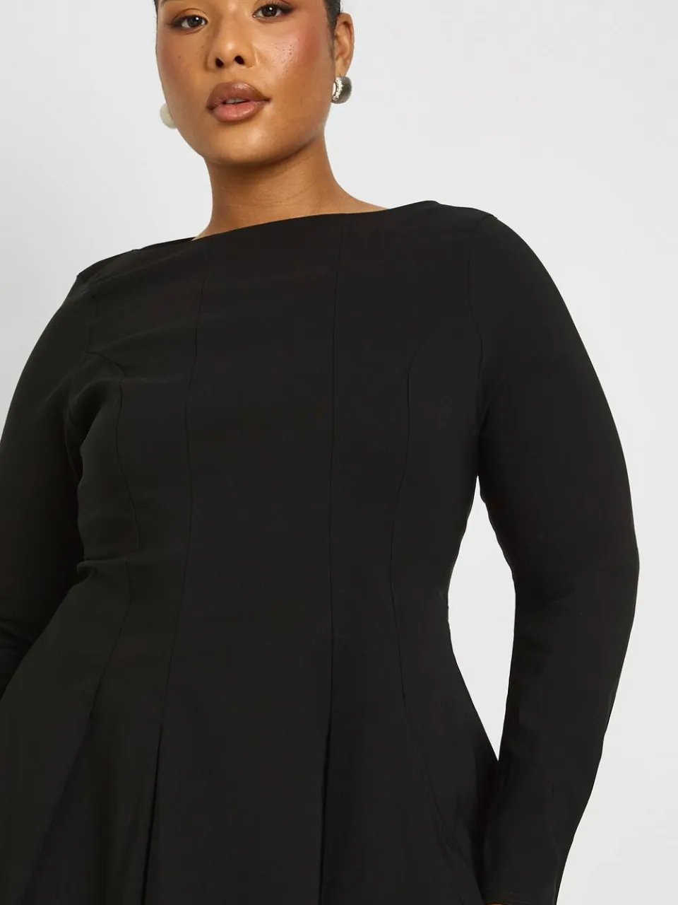 boohoo Dames Plus Bengaline Geplooide Lange Mouwen Skaterjurk zwart, foto 3