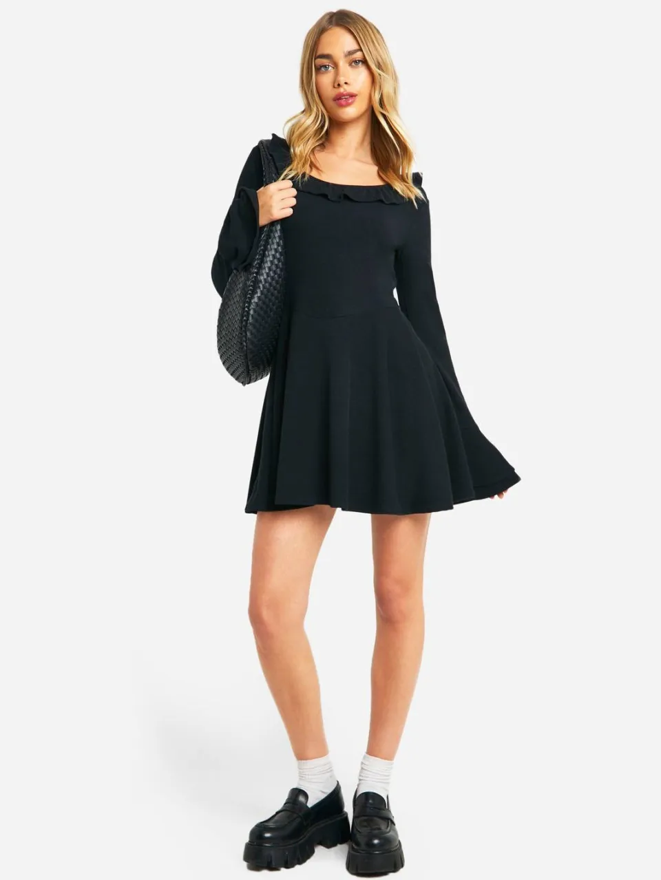 boohoo Dames Geribbelde smockjurk met flare mouwen zwart, foto 2