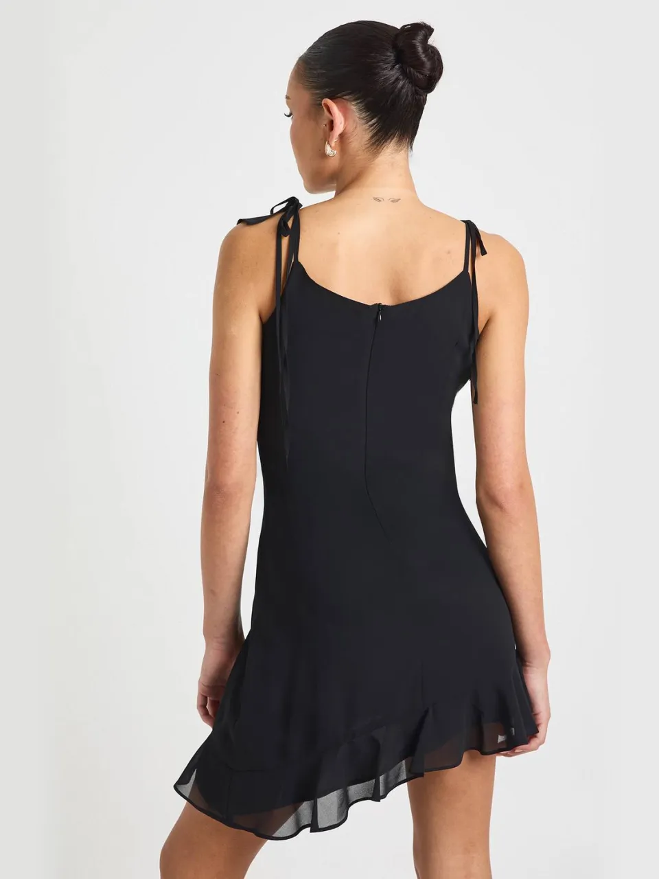 boohoo Dames Chiffon Mini Jurk met Ruche Detail en Asymmetrische Snit zwart, foto 2