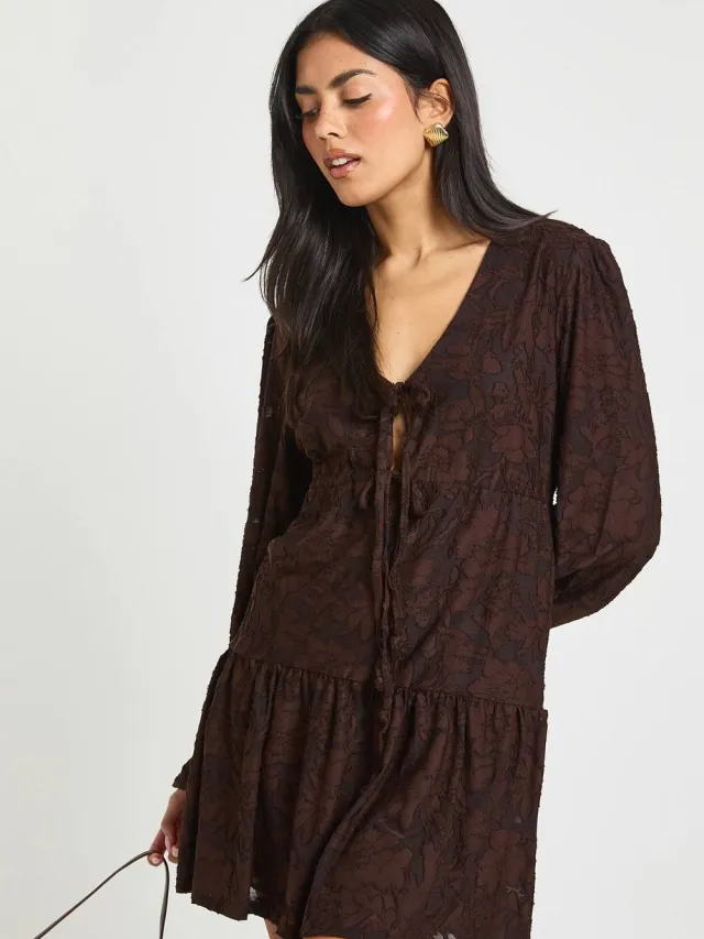boohoo Dames Burnout Bloemen Strikjurk met Smokwerk Chocoladebruin