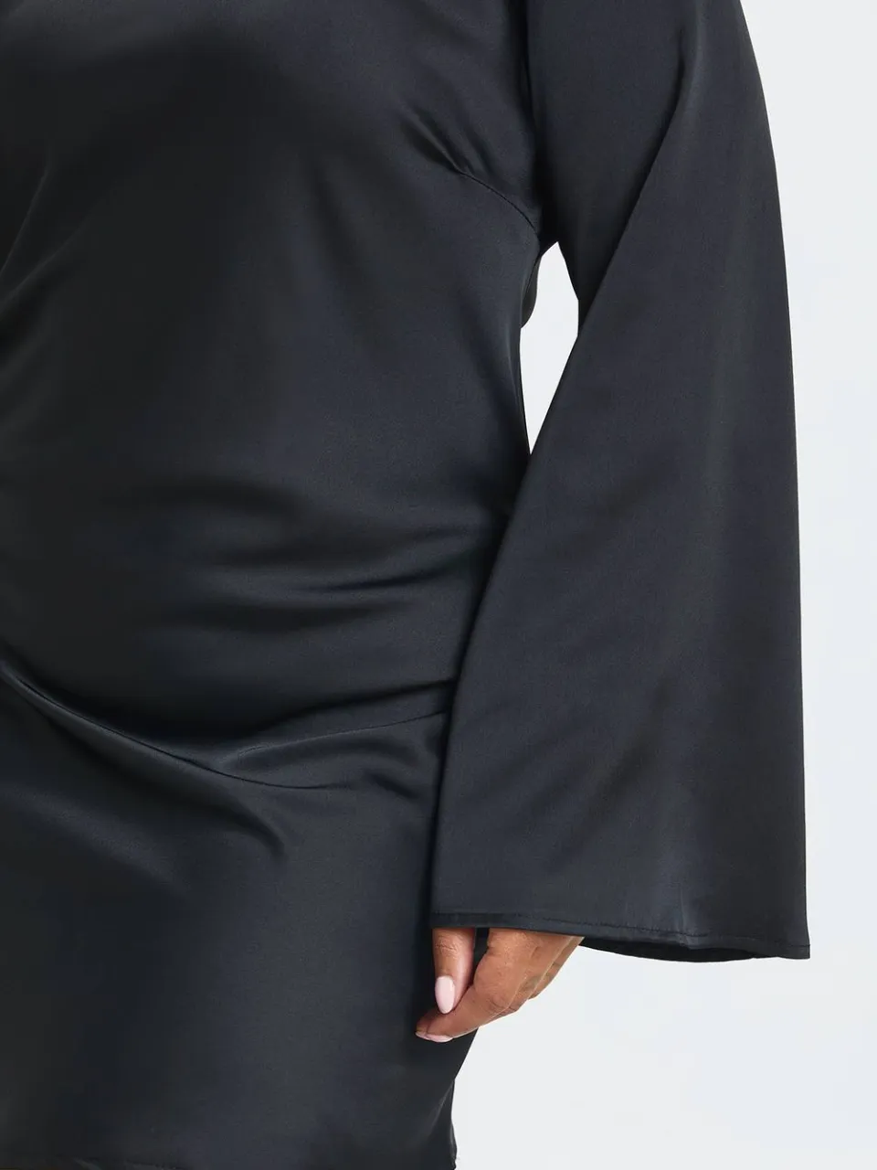 boohoo Dames Plus Satijnen Asymmetrische Halslijn Geplooid Shift Jurk zwart, foto 4