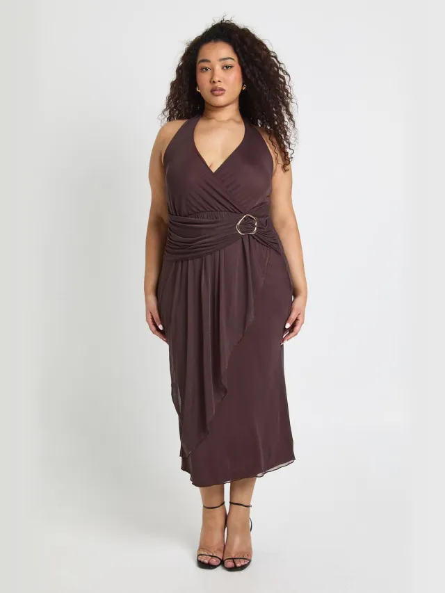boohoo Dames Plus Halter Goudkleurige Trim Geplooid Midaxi Chocoladebruin