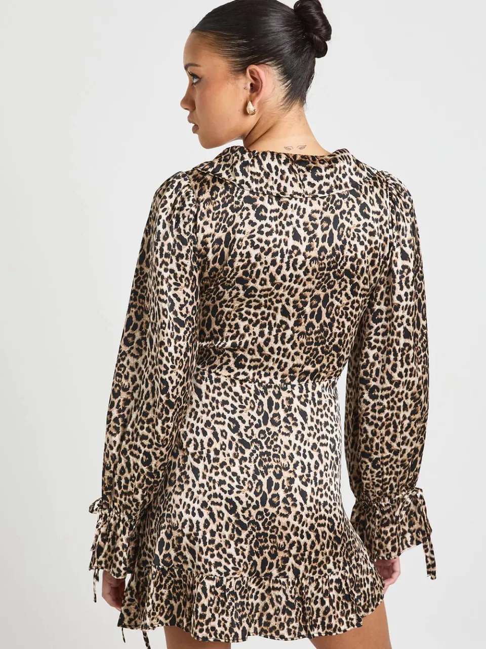 boohoo Dames Luipaardprint Ruches Wikkel Mini Jurk, foto 2