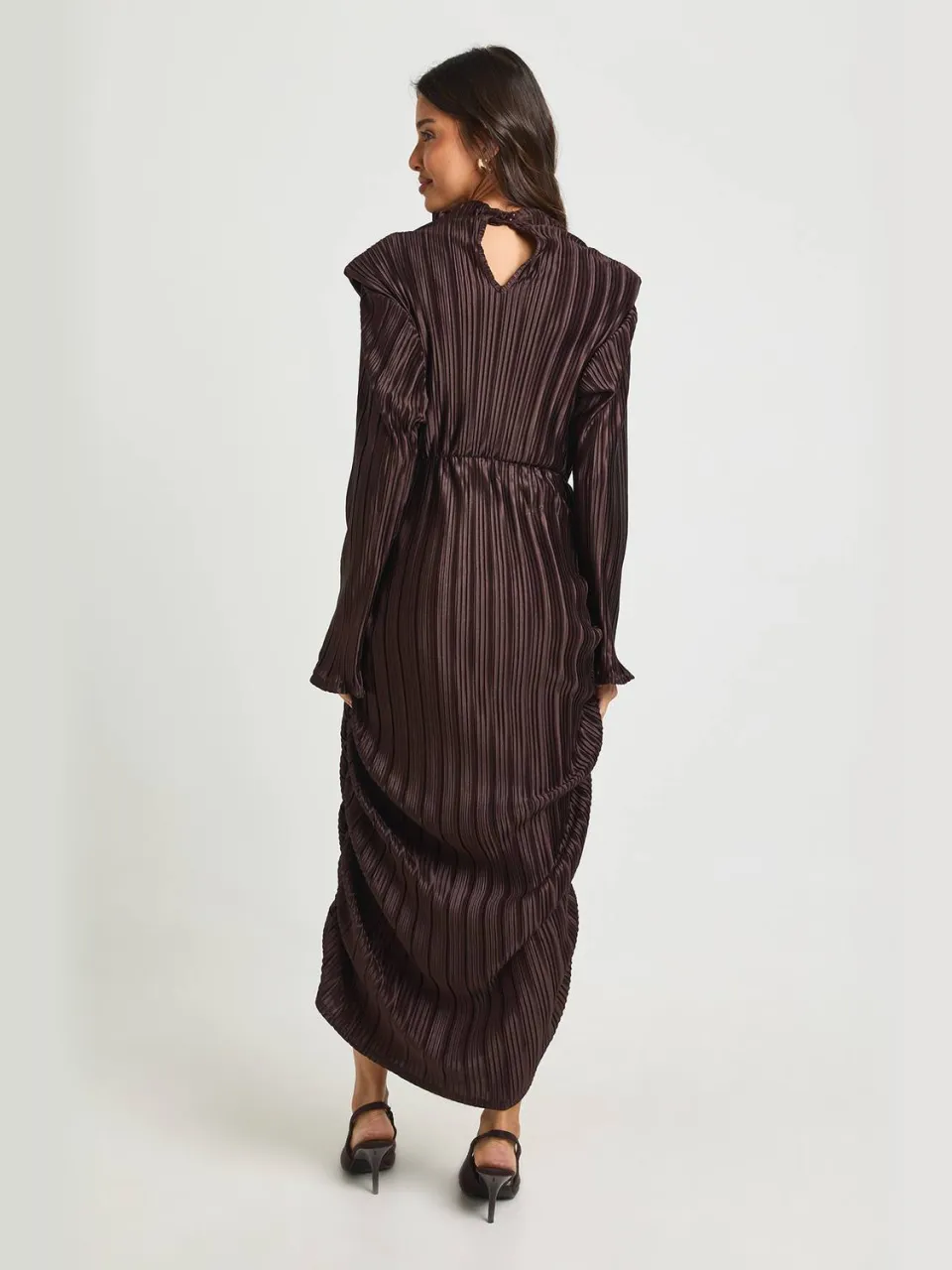 boohoo Dames Hoge Hals Plisse Midi Bodycon Jurk chocoladebruin, foto 2