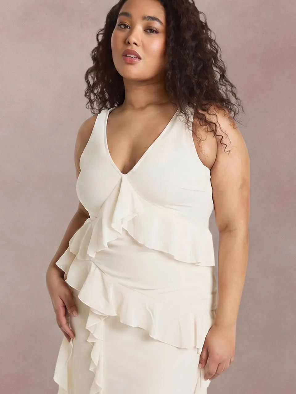 boohoo Dames Plus Asymmetrische Maxi Jurk Met Ruches Op De Taille ecru, foto 3
