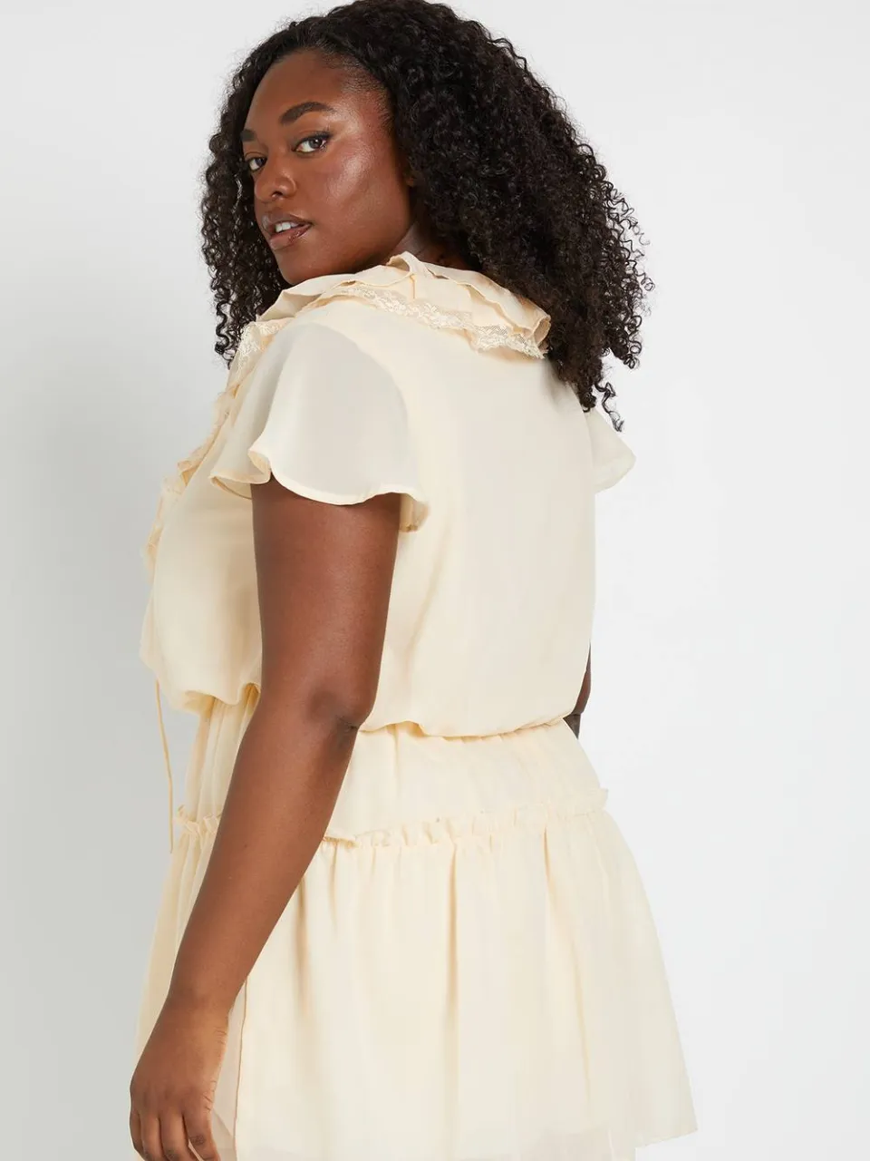 boohoo Dames Plus Chiffon Ruches Skater Jurk crème, foto 2