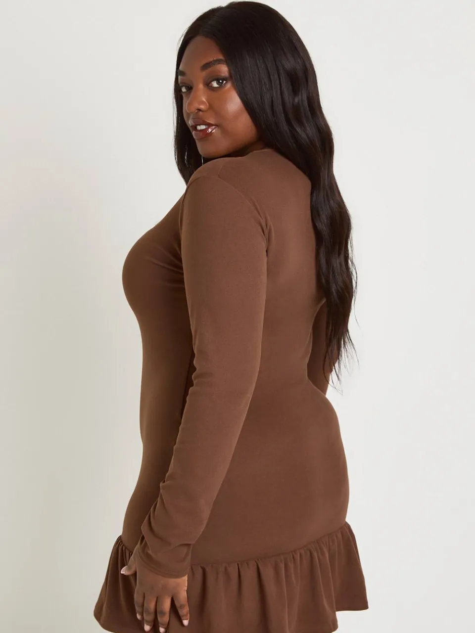 boohoo Dames Plus Superzachte Geribbelde Volantzoom Shiftjurk chocoladebruin, foto 3