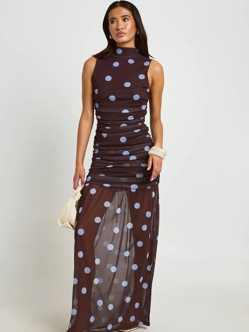 boohoo Dames Maxi Jurk Met Ton-sur-ton Polkadots En Geplooid Lijfje Chocoladebruin