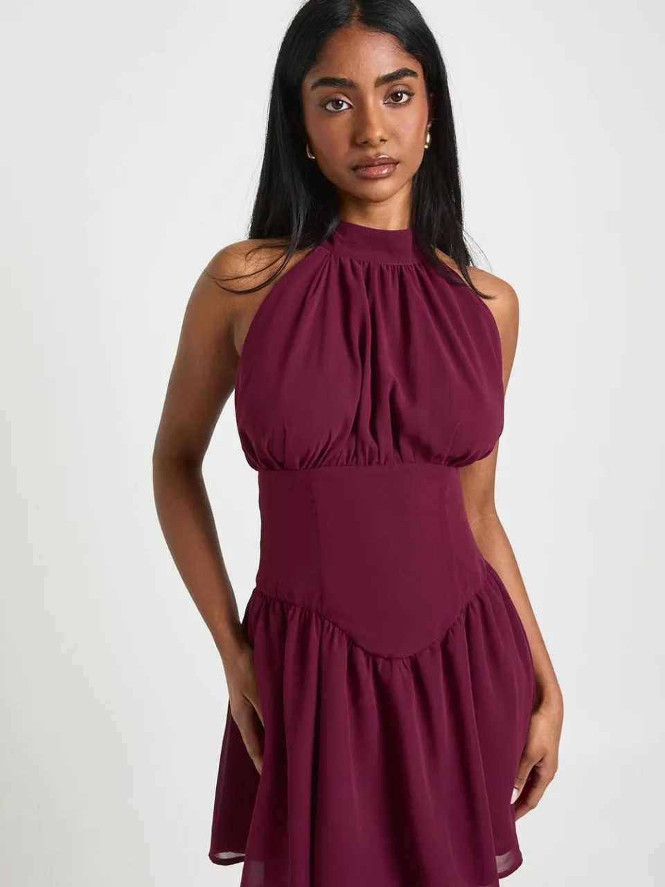 boohoo Dames Chiffon Mini Jurk met Gerimpeld Detail en Hoge Hals pruim, foto 3