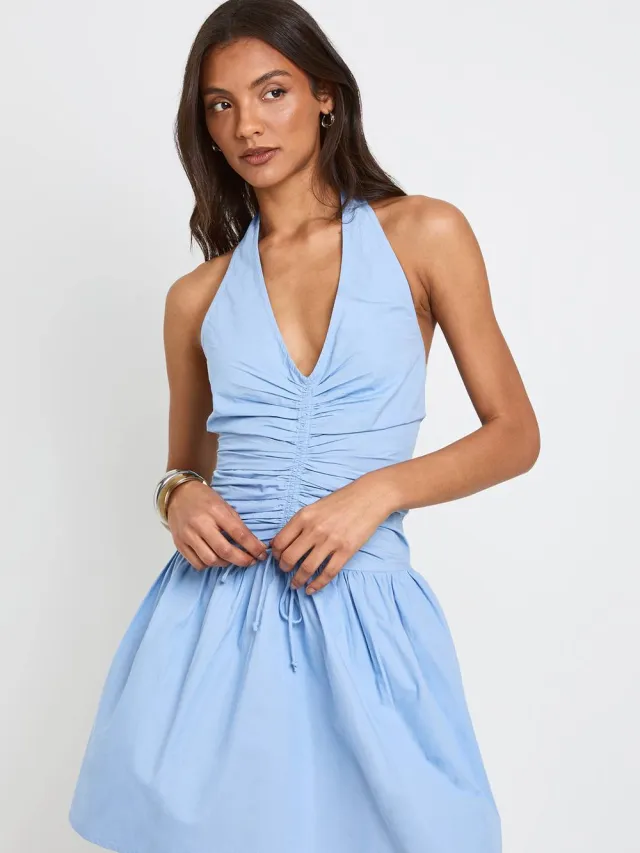 boohoo Dames Lange Katoenen Poplin Halternek Jurk Met Voorpand Plooiwerk En Skater Mini Rok Babyblauw