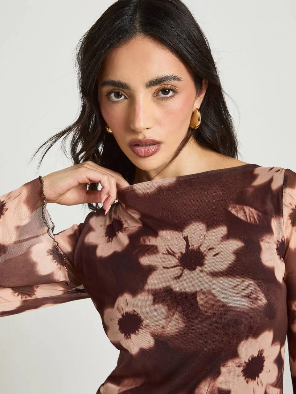 boohoo Dames Bloemen Mesh Wijde Mouw Mini Jurk chocoladebruin, foto 4