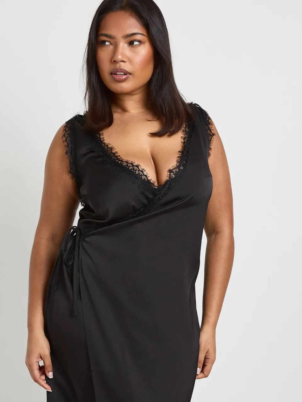 boohoo Dames Plus Kanten Rand Wikkel Satijn Maxi Jurk zwart, foto 2