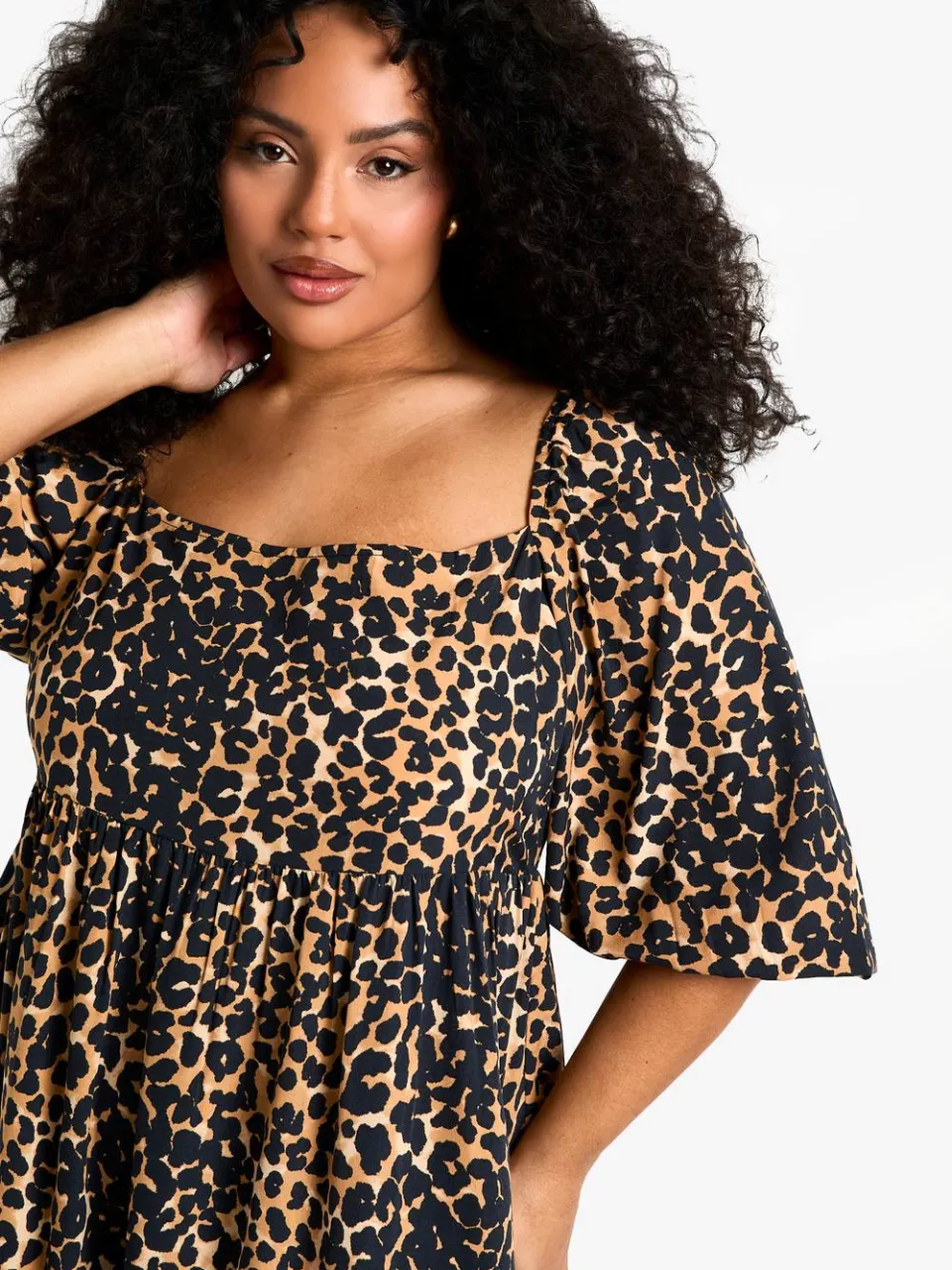 boohoo Dames PLUS Geweven Smock Jurk met Pofmouwen en Strik op de Rug luipaardprint, foto 3
