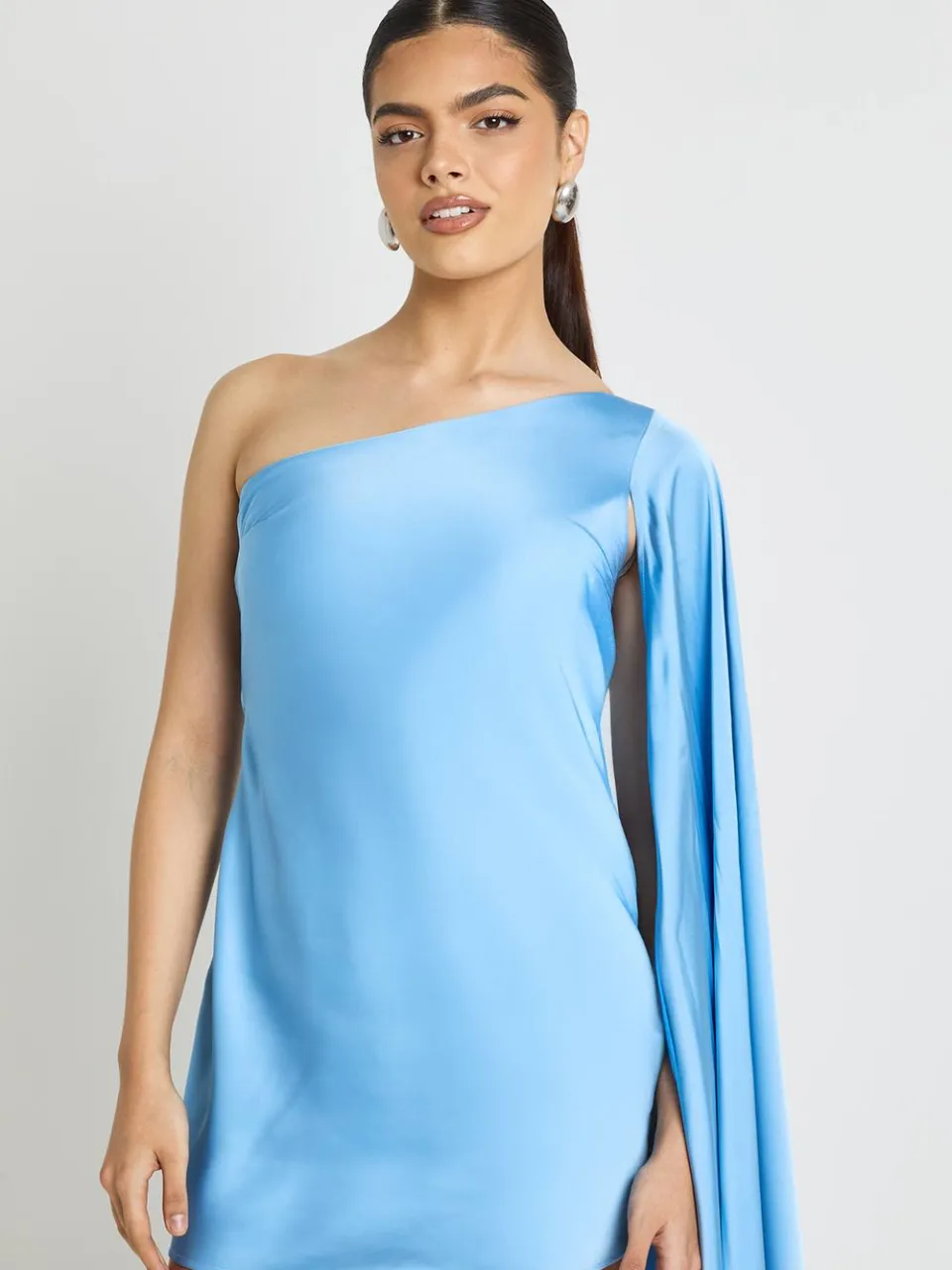 boohoo Dames Satijnen One-shoulder Jurk Met Cape-mouw blauw, foto 3