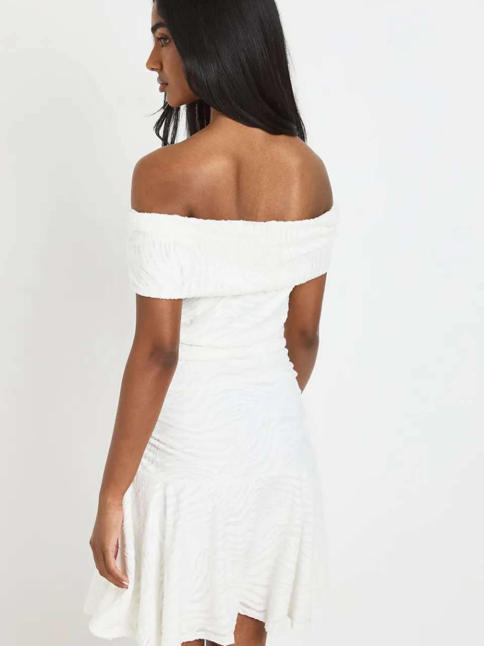 boohoo Dames Burnout Zebra Twist Bardot Jurk Met Volantrand crème, foto 2