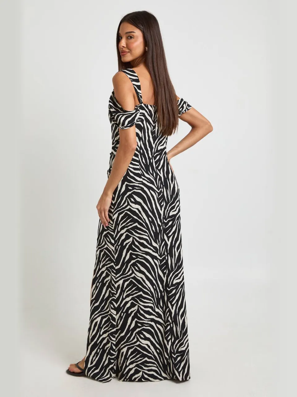 boohoo Dames Zebra Print Chiffon Cold Shoulder Geplooid Maxi Jurk zwart wit, foto 2