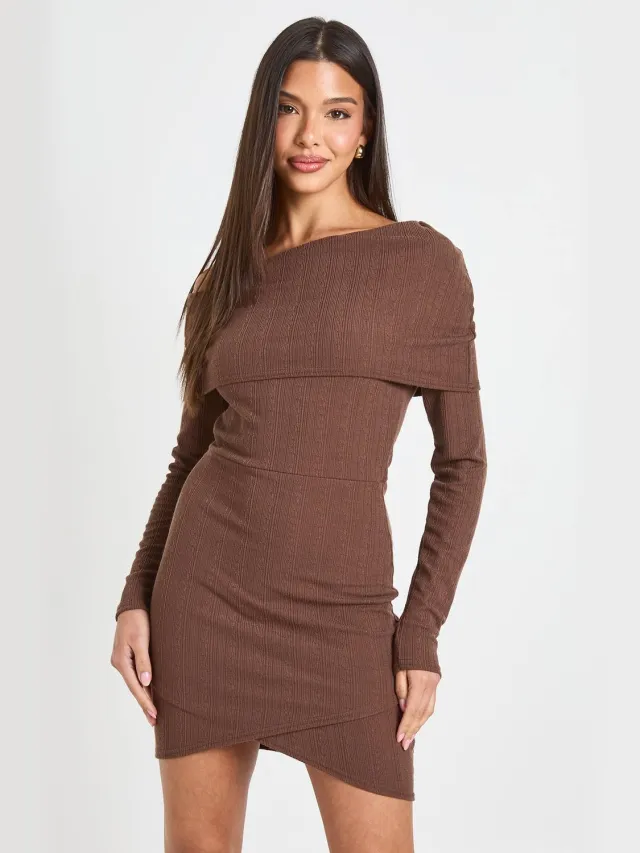 boohoo Dames Geribbelde Jurk Met Crinkle Structuur En Bardot Halslijn Chocoladebruin