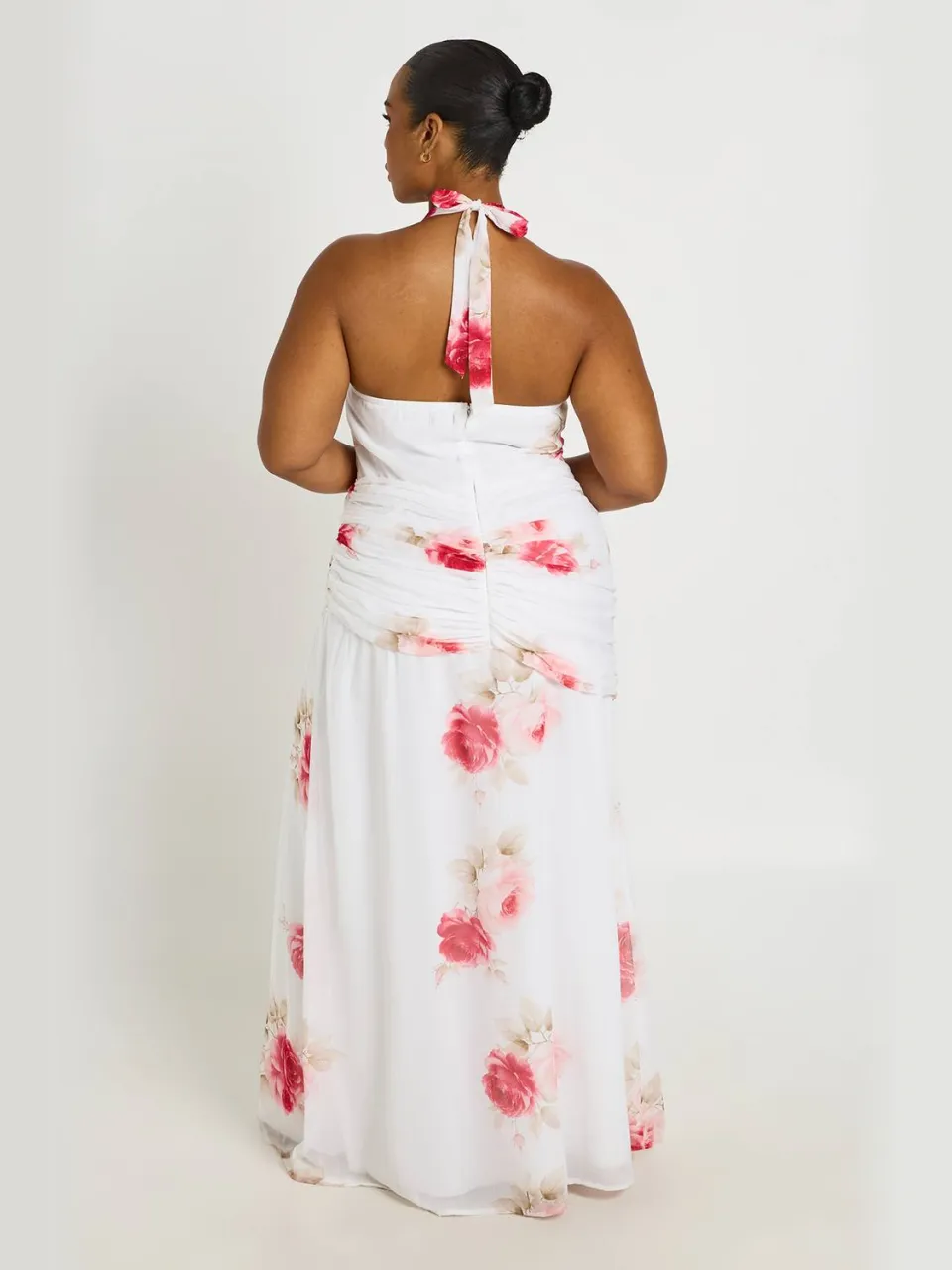 boohoo Dames Plus Halternek Geplooide Detail Chiffon Maxi Jurk ivoor, foto 3