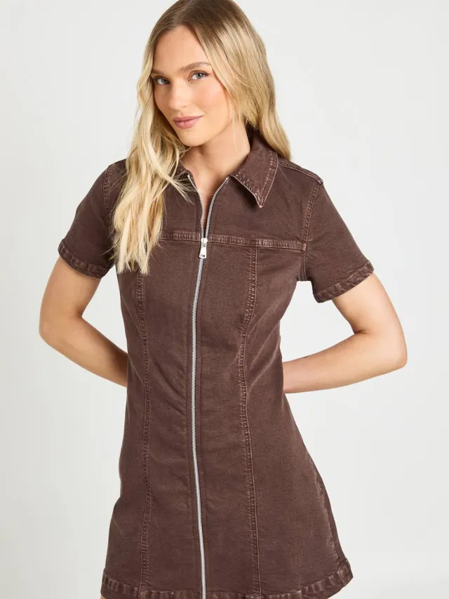 boohoo Dames Petite Denim Jurk Met Korte Mouwen En Rits Aan De Voorkant Chocoladebruin
