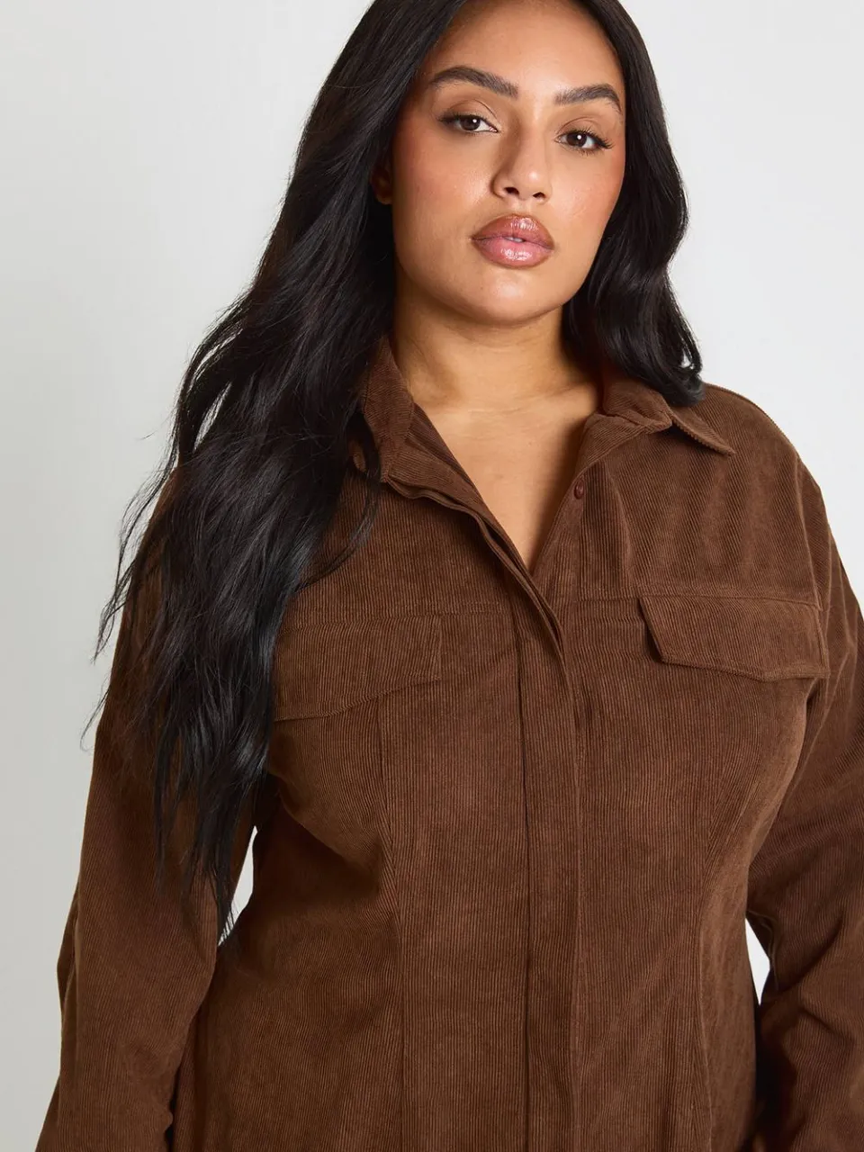 boohoo Dames Plus Cord Overhemdjurk met Getailleerde Taille chocoladebruin, foto 4