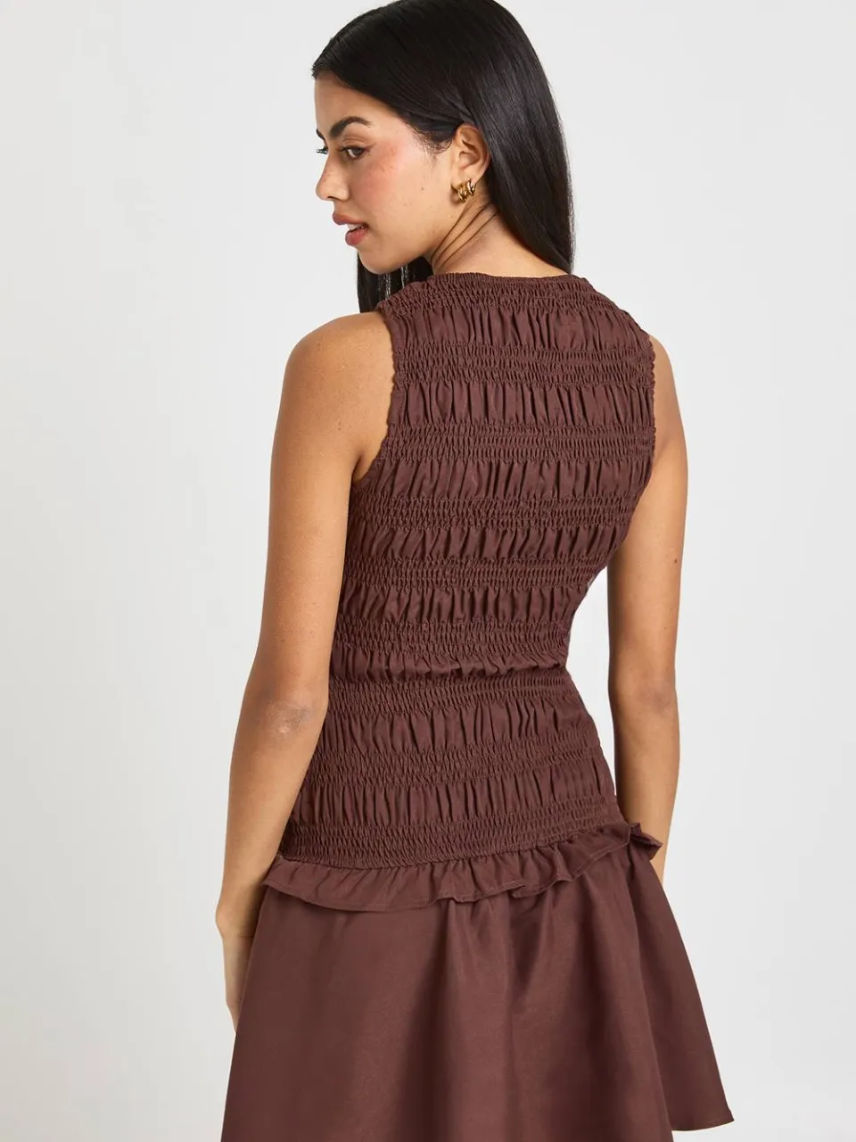 boohoo Dames Gerimpelde racerhals smockjurk chocoladebruin, foto 4